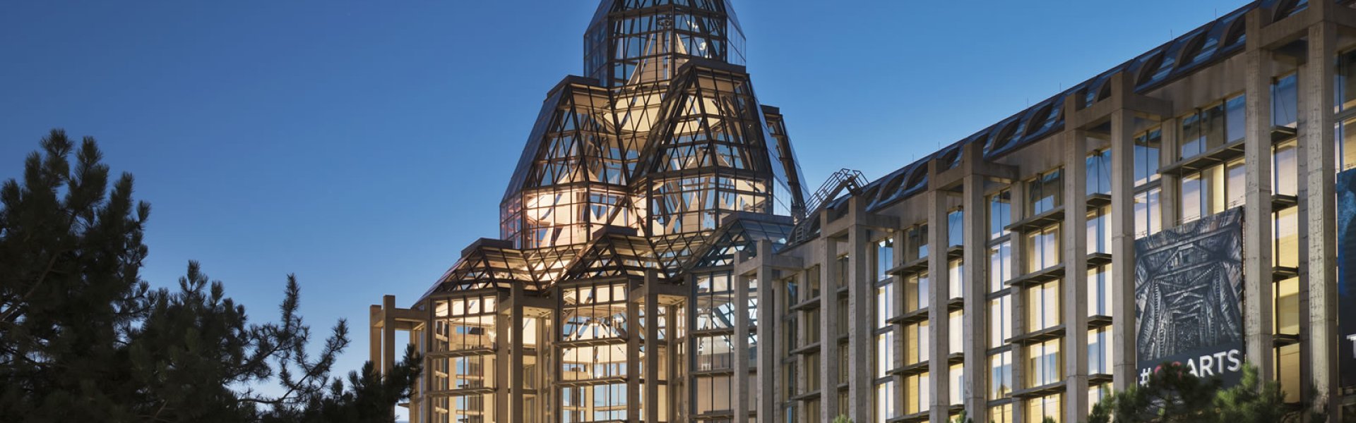 Vue extérieure de l’édifice du Musée des beaux-arts du Canada de soir