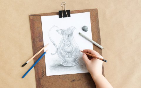 Hand drawing a vase. 
